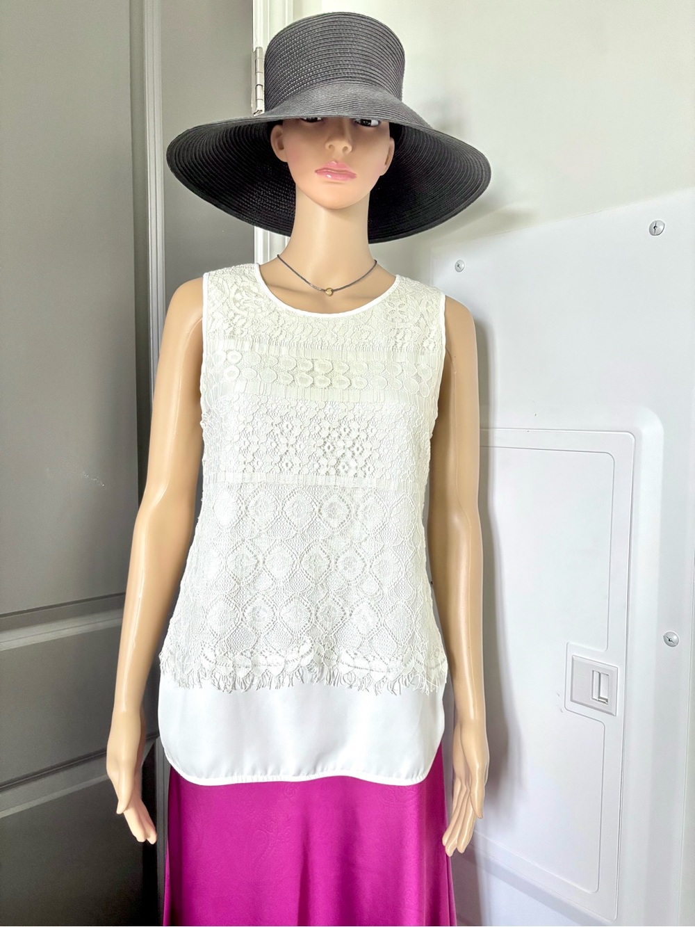 Chico's Cream ivory lace Sleeveless top Blouse size small  used